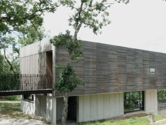 Maison dans les chênes